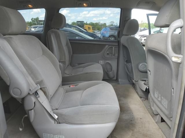 2004 Toyota Sienna CE