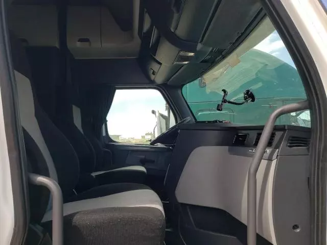 2019 Freightliner Cascadia 126