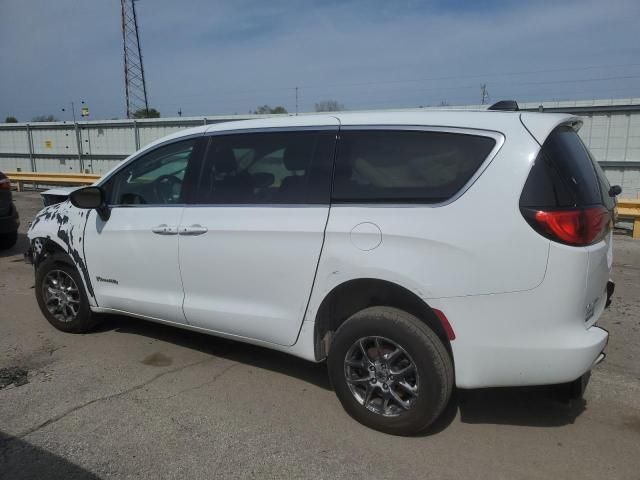 2022 Chrysler Voyager LX