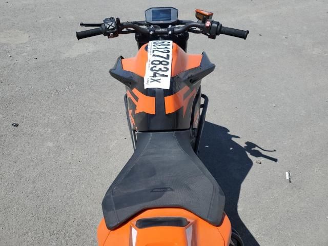 2022 KTM 890 Duke R