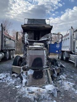 Salvage trucks for sale at Grantville, PA auction: 2005 Kenworth Construction T800