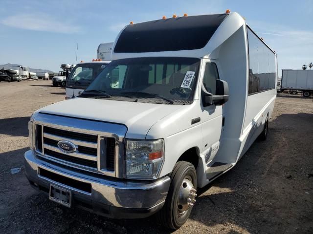 2017 Ford Econoline E450 Super Duty Cutaway Van