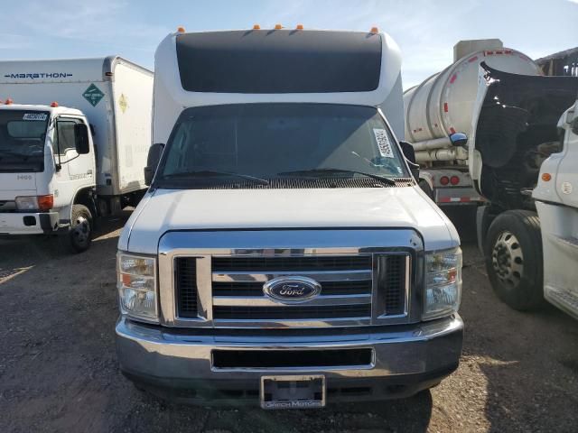 2017 Ford Econoline E450 Super Duty Cutaway Van