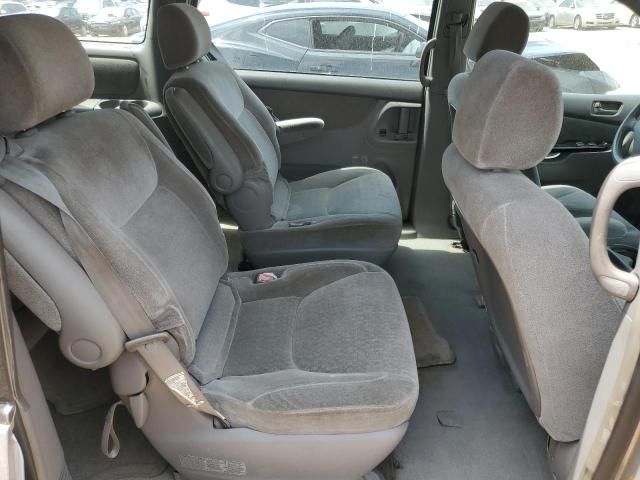 2004 Toyota Sienna CE