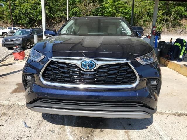 2022 Toyota Highlander Hybrid Platinum