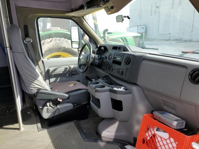 2012 Ford Econoline E450 Super Duty Cutaway Van