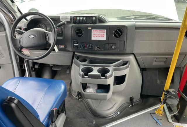 2015 Ford Econoline E450 Super Duty Cutaway Van