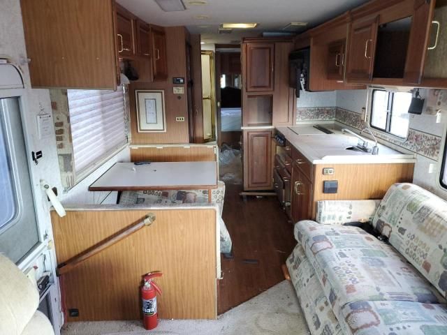 2000 Winnebago 2000 Freightliner Chassis X Line Motor Home