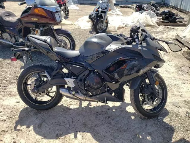 2024 Kawasaki EX650 P