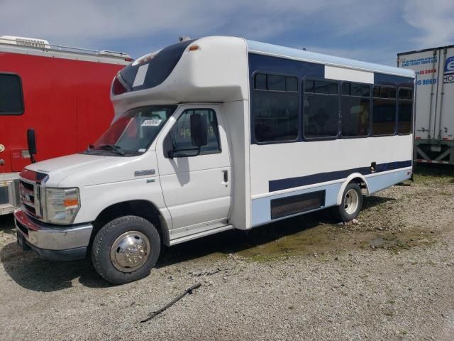 2015 Ford Econoline E350 Super Duty Cutaway Van