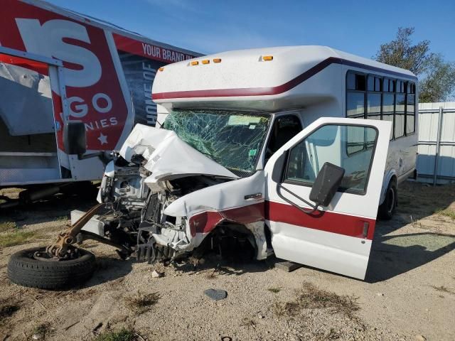 2011 Ford Econoline E450 Super Duty Cutaway Van