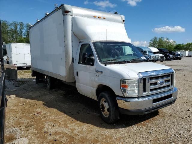 2013 Ford Econoline E350 Super Duty Cutaway Van