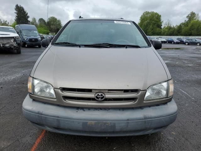 1998 Toyota Sienna LE