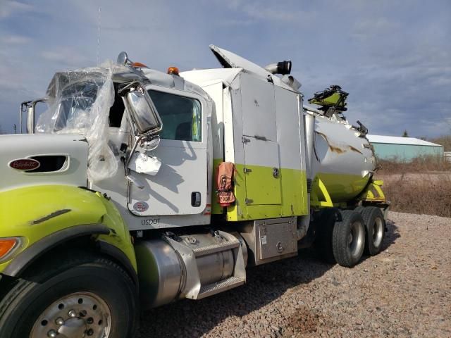 2022 Peterbilt 348