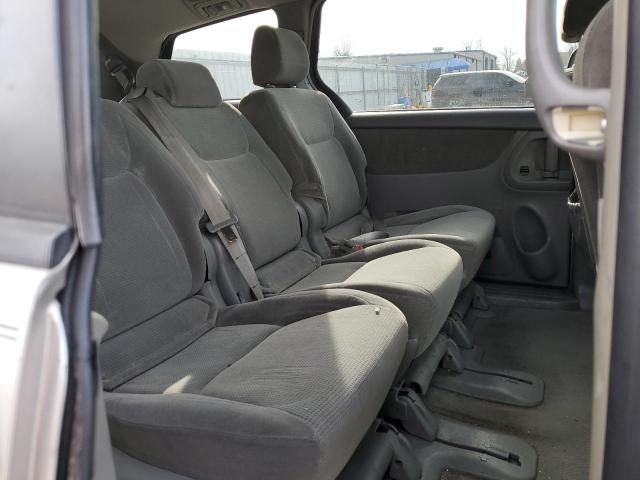 2004 Toyota Sienna CE