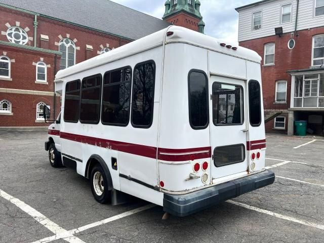 2013 Ford Econoline E350 Super Duty Cutaway Van