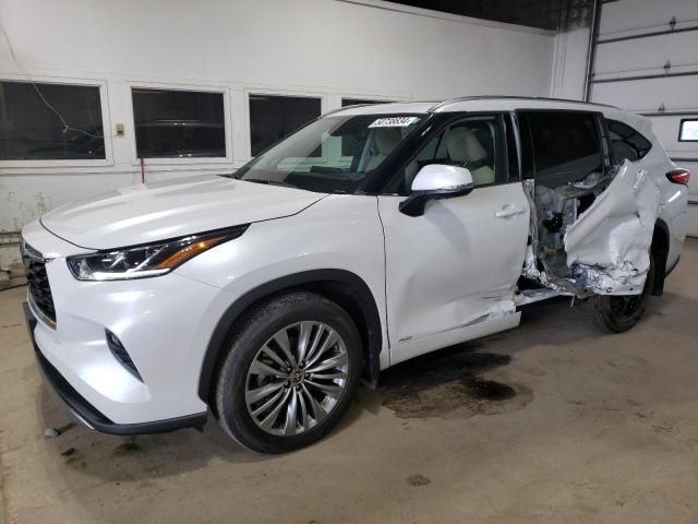 2022 Toyota Highlander Hybrid Platinum