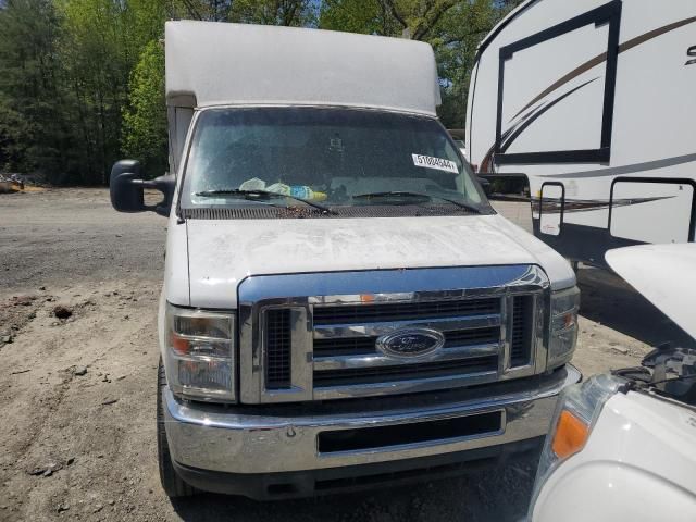 2011 Ford Econoline E350 Super Duty Cutaway Van