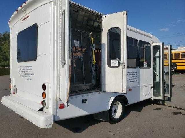 2010 Ford Econoline E450 Super Duty Cutaway Van