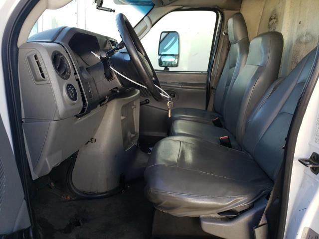 2011 Ford Econoline E450 Super Duty Cutaway Van