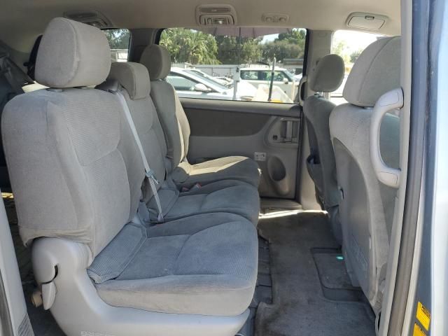 2004 Toyota Sienna CE