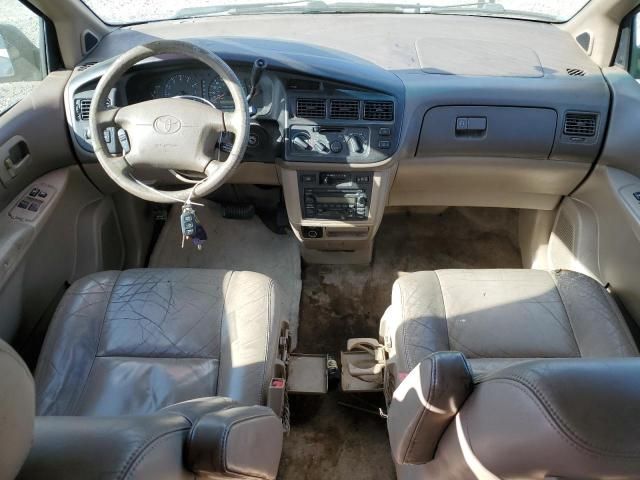 2000 Toyota Sienna LE