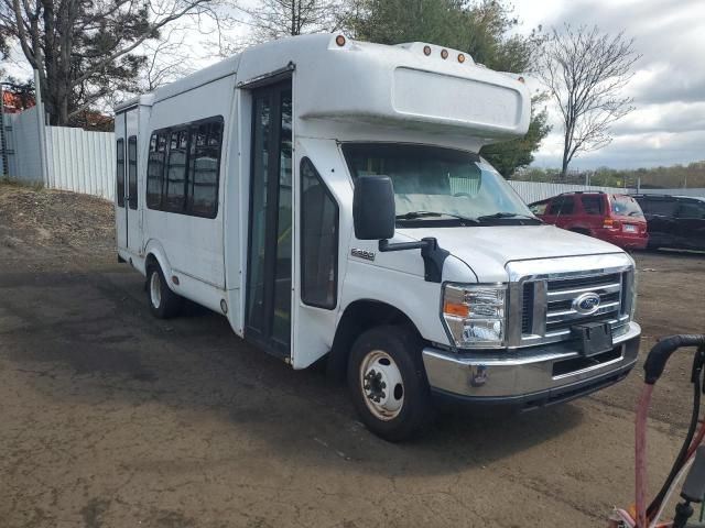 2012 Ford Econoline E450 Super Duty Cutaway Van