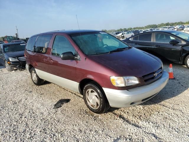 2000 Toyota Sienna LE