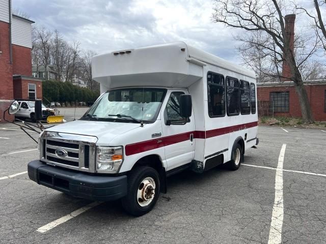 2013 Ford Econoline E350 Super Duty Cutaway Van