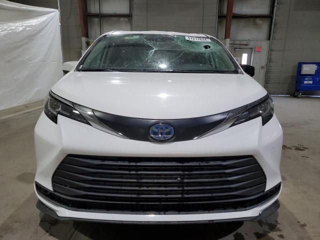 2022 Toyota Sienna LE