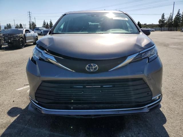 2022 Toyota Sienna XLE