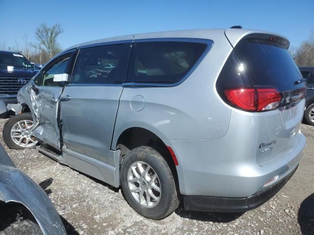 2022 Chrysler Voyager LX