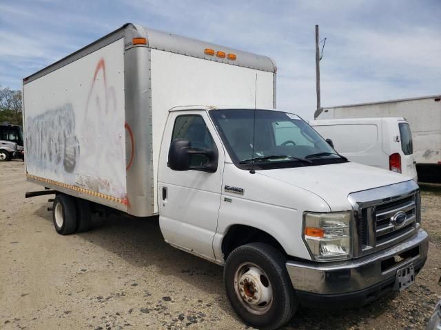 2013 Ford Econoline E450 Super Duty Cutaway Van