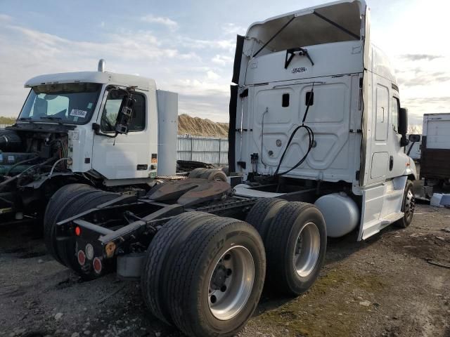 2016 Freightliner Cascadia 113