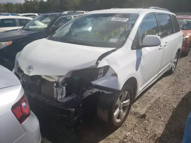 2016 Toyota Sienna LE