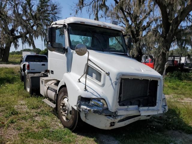 2004 Volvo VN VNM