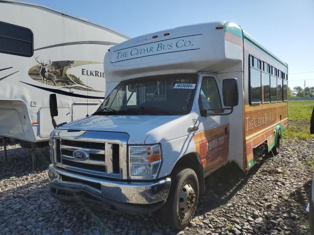 2015 Ford Econoline E450 Super Duty Cutaway Van