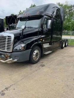 Salvage trucks for sale at Pasco, WA auction: 2015 Freightliner Cascadia 125