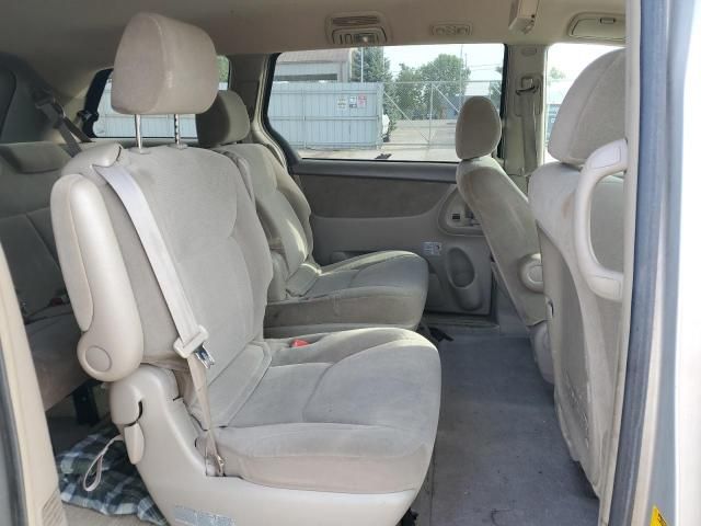 2004 Toyota Sienna CE