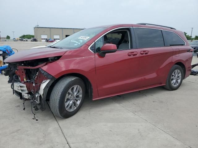 2022 Toyota Sienna LE