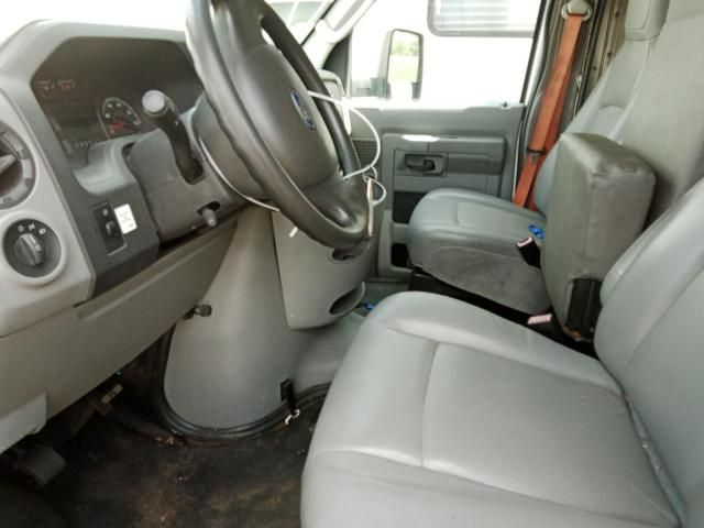 2015 Ford Econoline E350 Super Duty Cutaway Van