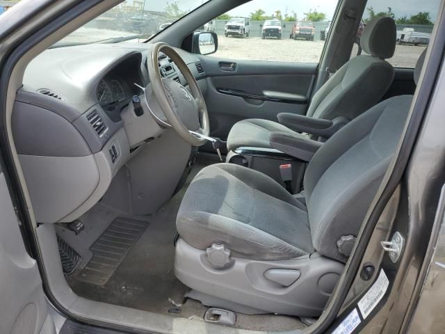 2004 Toyota Sienna CE