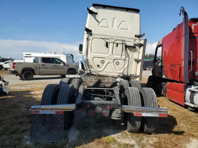 2020 Freightliner Cascadia 126