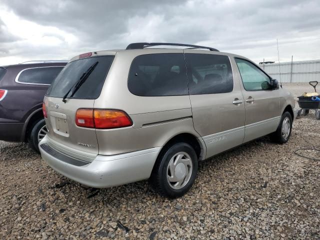 2000 Toyota Sienna LE