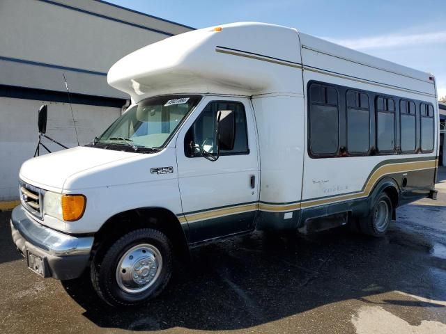 2004 Ford Econoline E350 Super Duty Cutaway Van