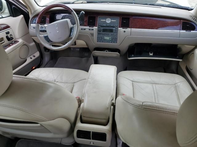 2005 Lincoln Town Car Signature Limited