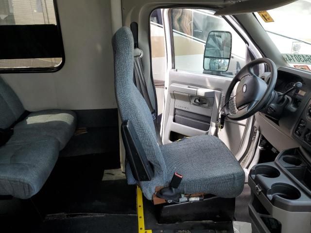 2013 Ford Econoline E450 Super Duty Cutaway Van