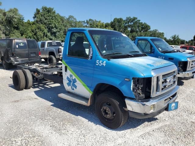 2015 Ford Econoline E450 Super Duty Cutaway Van