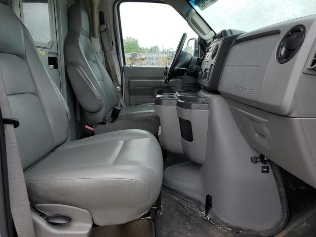 2017 Ford Econoline E350 Super Duty Cutaway Van