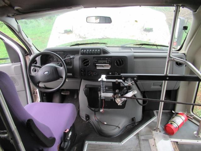 2010 Ford Econoline E450 Super Duty Cutaway Van